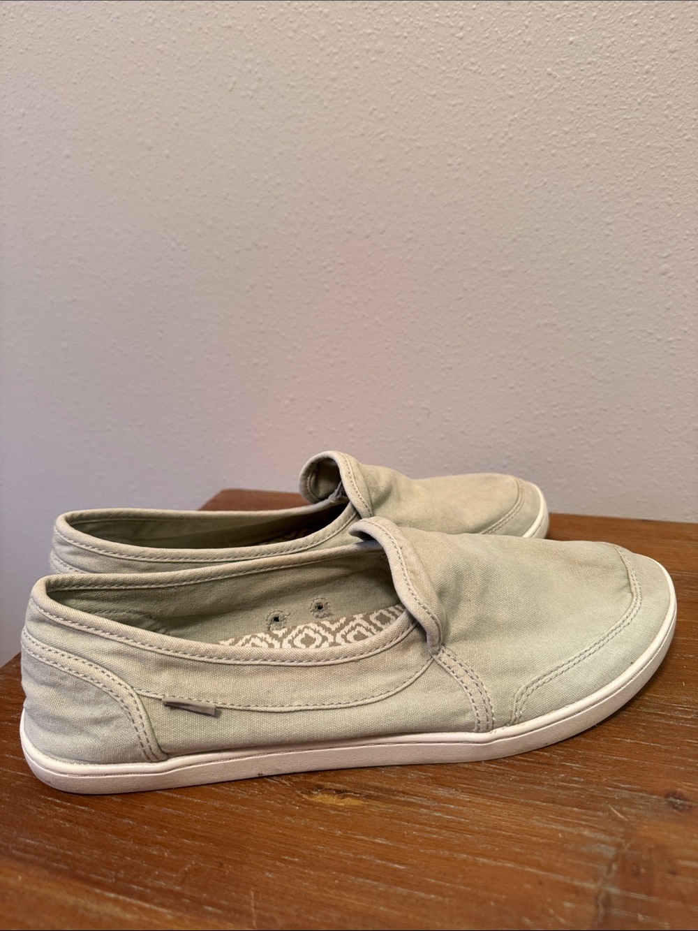 Women’s Sanuk Light Sage/Tan Canvas Slip-Ons Sz 10